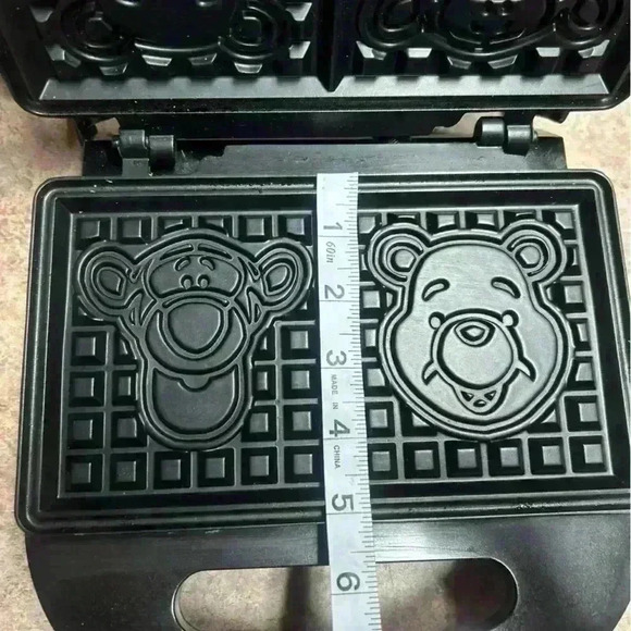 Villaware Disney Winnie the Pooh & Tigger Waffler Waffle Maker Iron Works! - Picture 3 of 9